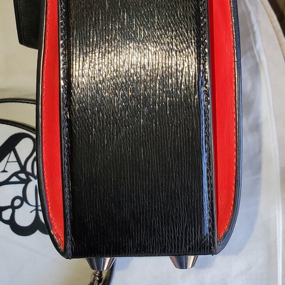 Alexander McQueen- Black Twist-lock Fastening Shoulder Bag - Picture 13 of 15